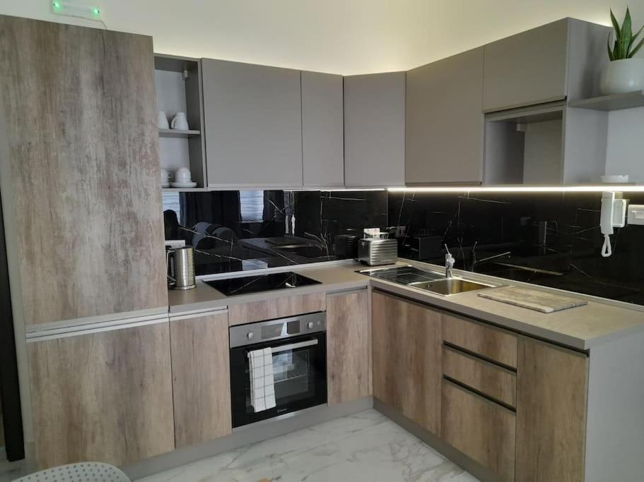 Coral Reef Apartments Сейнт Полс Бей Екстериор снимка