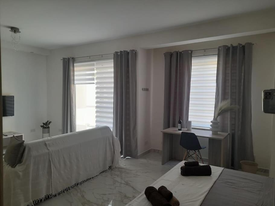 Coral Reef Apartments Сейнт Полс Бей Екстериор снимка