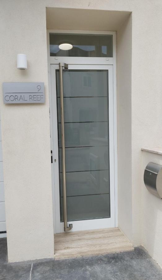 Coral Reef Apartments Сейнт Полс Бей Екстериор снимка